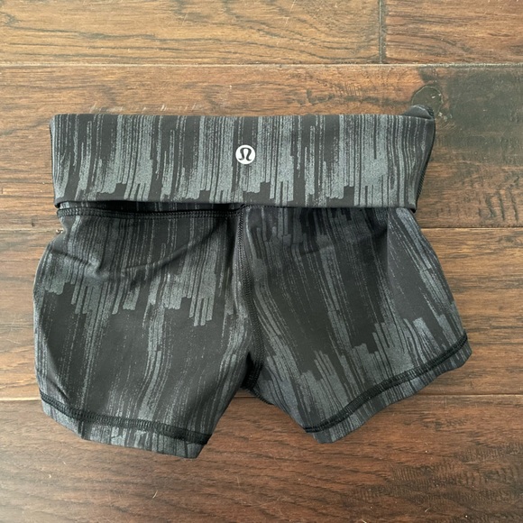 Lululemon Boogie Short *Luxtreme (Roll Down) - Picture 4 of 4